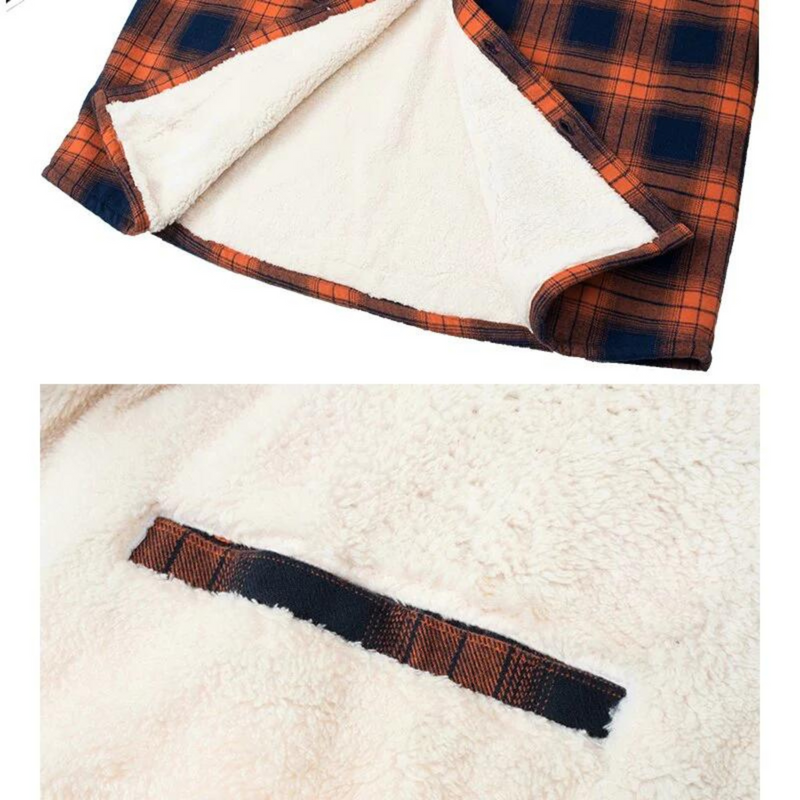 Orange-schwarz kariertes Fleece-Plaid mit weicher, weißer Innenseite, ideal für gemütliche Abende.