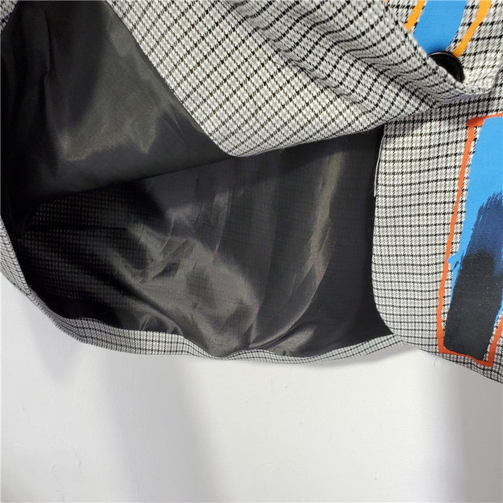 Schwarz-weiß karierte Tasche mit schwarzem Innenfutter und buntem Design, modisch, praktisch.