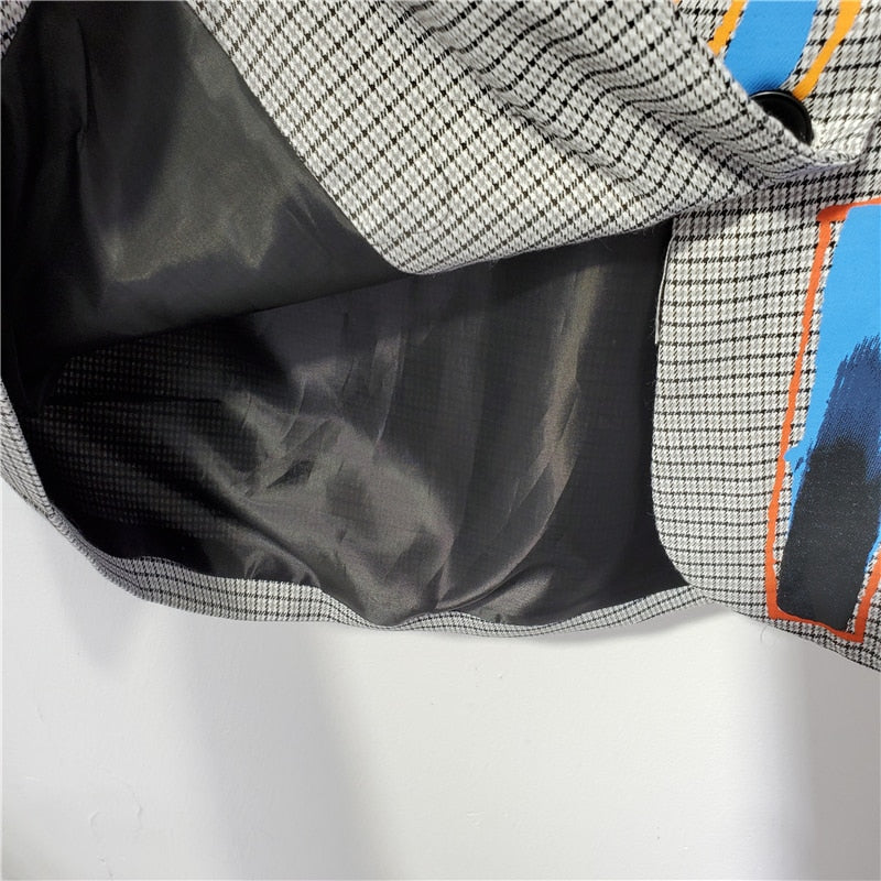 Schwarz-weiß karierte Tasche mit schwarzem Innenfutter und buntem Design, modisch, praktisch.