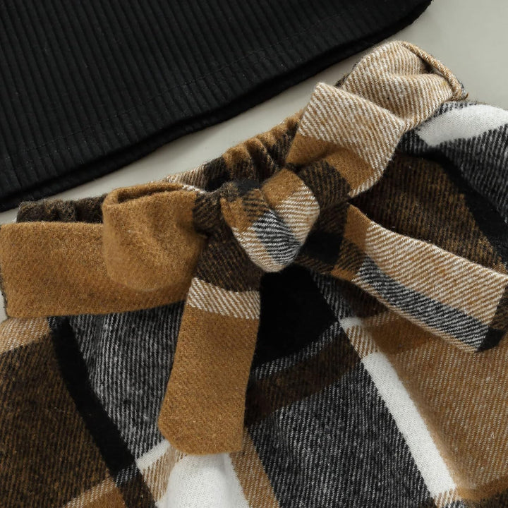 Kariertes Damenrock mit Schleife, braun-schwarz-weiß, Herbstmode, weicher Stoff, elegant.