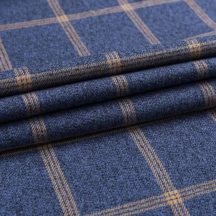 Blauer kariertem Wollstoff, gefaltet, Textilmaterial, ideal für Anzüge und Mäntel.