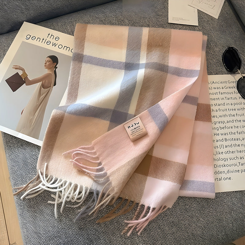 Beige-rosa kariertes Kaschmirschal, weiches Material, modisches Accessoire, elegantes Design.