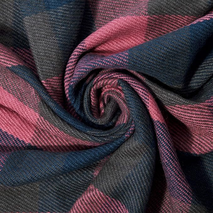 Rosa-schwarz kariertes Wollgewebe, weiches Material, ideal für Mode und Heimtextilien.