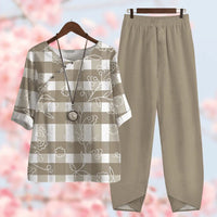 Beige Damen Pyjama-Set, kariertes Oberteil, florales Muster, bequeme Hose, Freizeitkleidung.