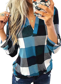 Frau in kariertem Hemd, blau-schwarz, Smartphone, Blumenhülle, lässige Mode, Herbstlook.