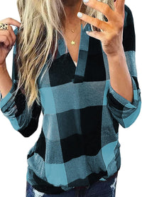 Frau in blau-schwarz kariertem Hemd, Smartphone, blonde Haare, Freizeitmode, Selfie.