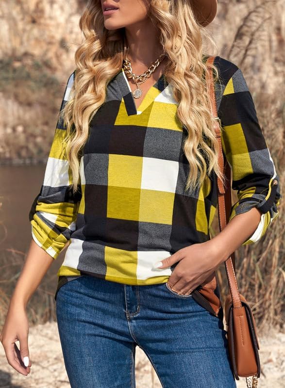 Frau in kariertem Hemd, gelb-schwarz, Jeans, Herbstmode, Outdoor-Hintergrund