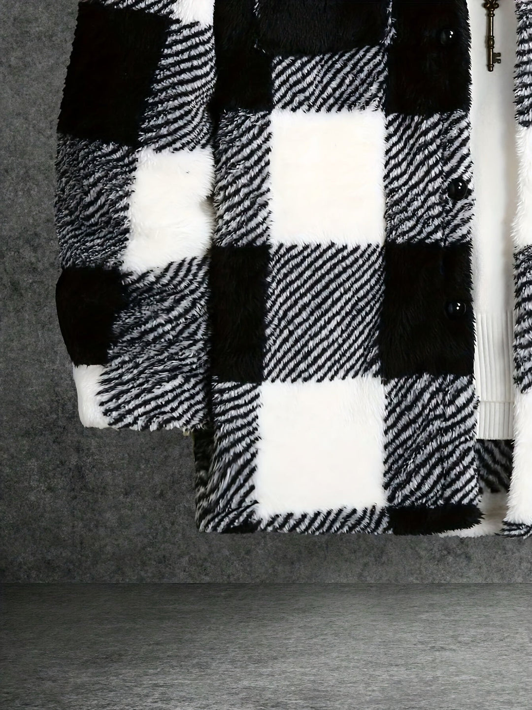 Schwarz-weiß karierte Kunstpelzjacke, warm, modisch, Winterbekleidung, Damenmode.