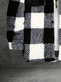 Schwarz-weiß karierte Kunstpelzjacke, warm, modisch, Winterbekleidung, Damenmode.