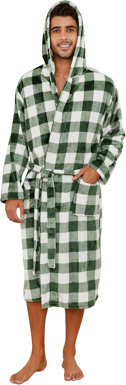 Mann im karierten Bademantel mit Kapuze, grün-weiß, Fleece, gemütlich, Herrenmode.