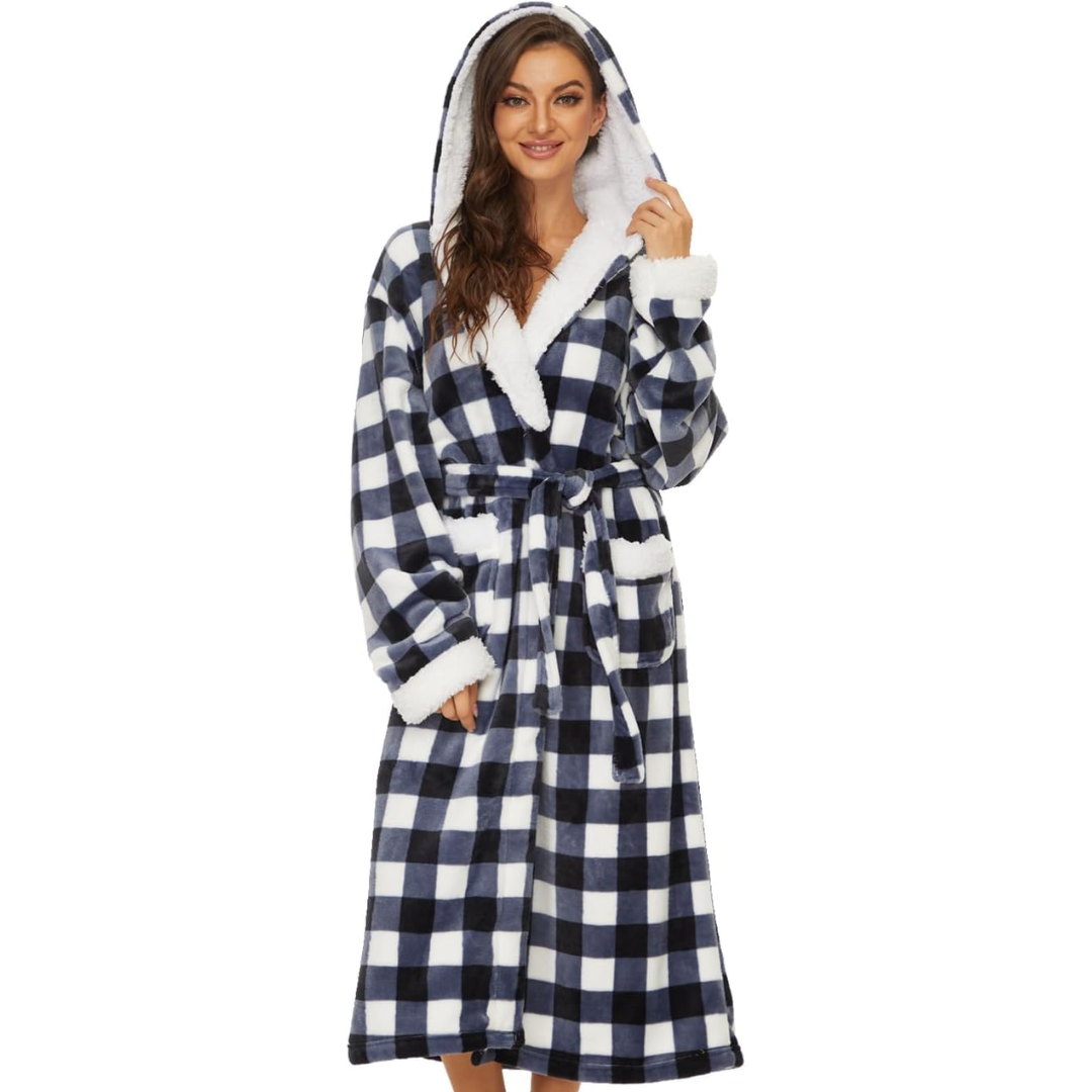Frau im karierten Bademantel mit Kapuze, blau-weiß, flauschig, gemütlich, Wintermode.