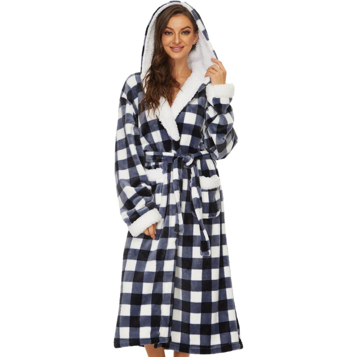 Frau im karierten Bademantel mit Kapuze, blau-weiß, flauschig, gemütlich, Wintermode.