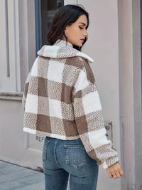 Frau in kariertem Teddyfelljacke, beige-weiß, modisch, Herbstmode, Streetstyle, Jeans.