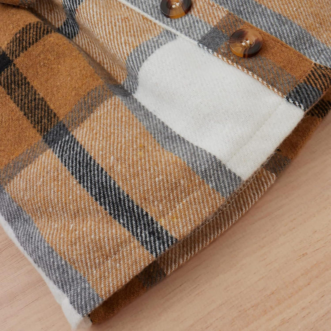 Braunes kariertes Hemd aus Baumwolle mit Knöpfen, Nahaufnahme, modisches Design.