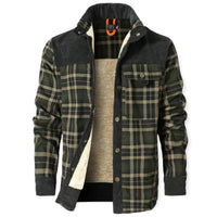 Grüne karierte Herrenjacke, gefüttert, mit Knopfleiste und Brusttasche, Wintermode.