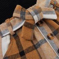 Kariertes Hundemantel-Design, braun-schwarz, mit Knöpfen und Schleife, warme Wintermode.