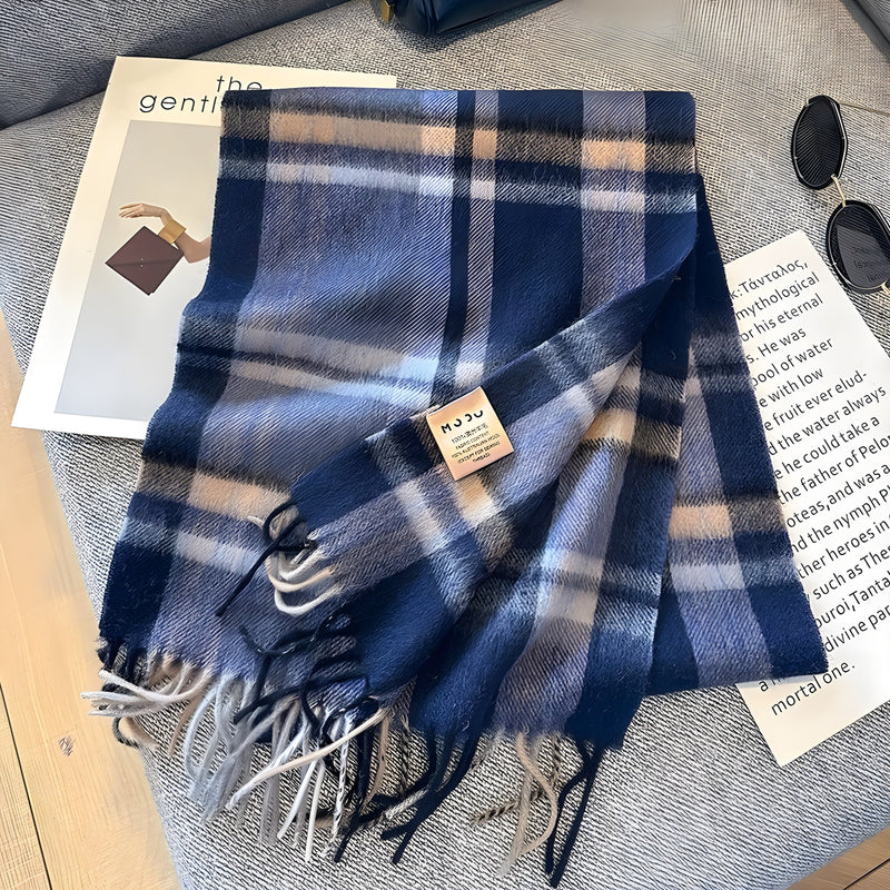 Blauer karierten Schal aus Wolle mit Fransen, modisches Accessoire auf Tisch.