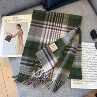 Grüner karierten Schal aus Wolle auf Tisch, Modezeitschrift, stilvolles Accessoire.