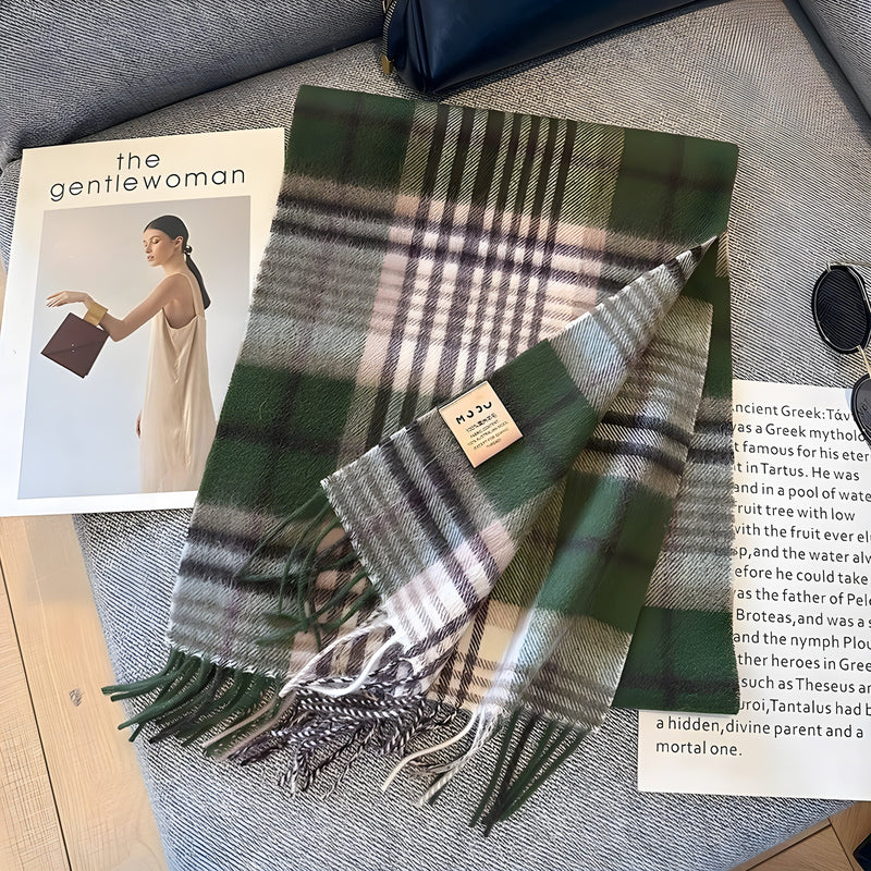 Grüner karierten Schal aus Wolle auf Tisch, Modezeitschrift, stilvolles Accessoire.