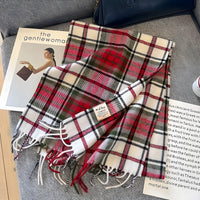 Roter karierten Schal aus Wolle auf Sofa, modisches Accessoire, Herbst-Winter-Mode.