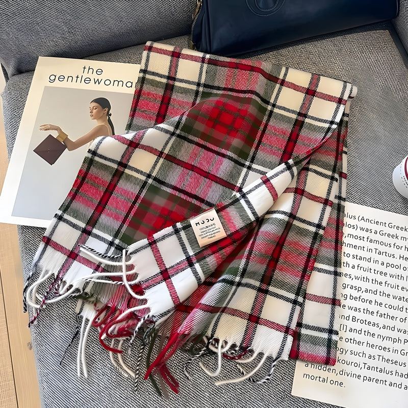 Roter karierten Schal aus Wolle auf Sofa, modisches Accessoire, Herbst-Winter-Mode.