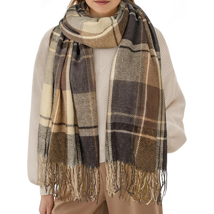 Frau mit kariertem Schal aus Wolle, beige-braun, modisches Accessoire für Herbst und Winter.