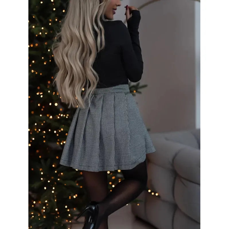 Frau in kariertem Rock vor Weihnachtsbaum, elegante Mode, zeitloser Stil, festliche Kleidung.