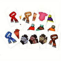 Verschiedene bunte Winterkleidungskarten, darunter Schals, Mützen, Handschuhe auf weißem Hintergrund.