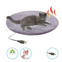 Graue Katze auf lila Heizkissen mit USB-Anschluss, ideal für Haustiere im Winter.