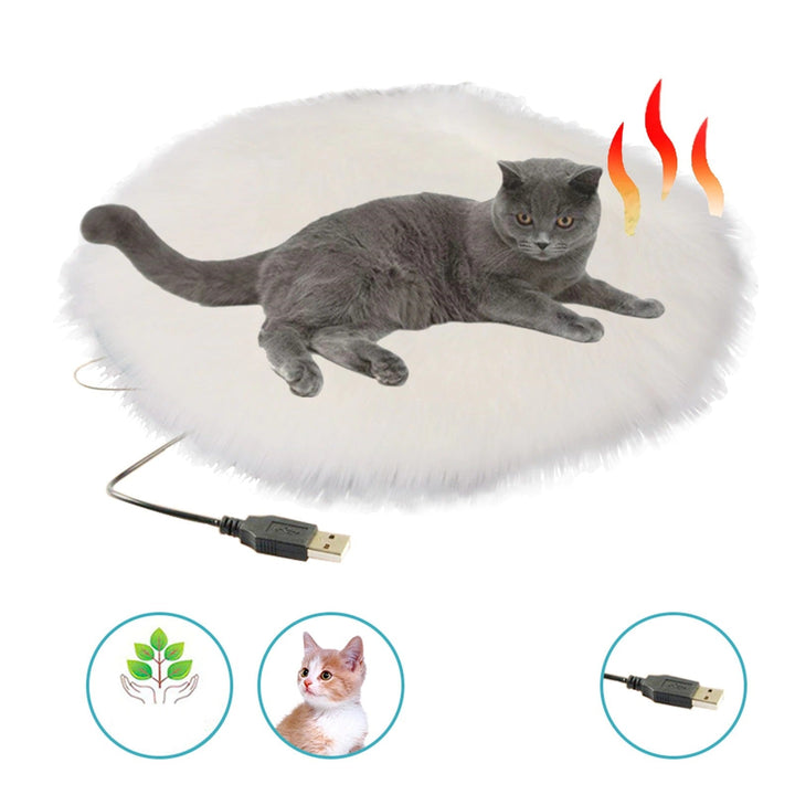 Graue Katze auf weißem, rundem Heizkissen mit USB-Anschluss, ideal für Haustiere.