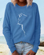 Frau in blauem Katzenpullover am Strand, lässige Damenmode, Baumwolle, Langarmshirt.
