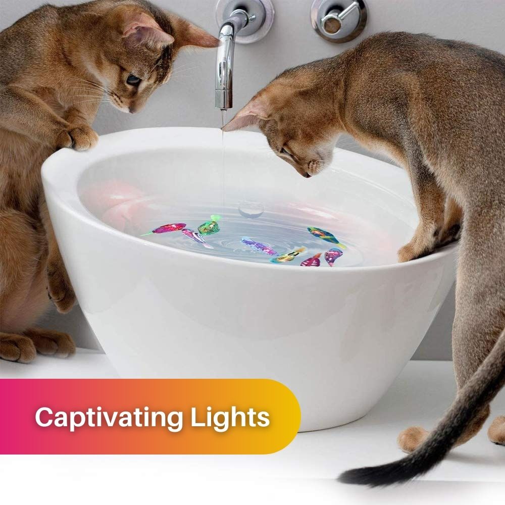 Zwei Katzen spielen mit LED-Spielzeug im Waschbecken, Wasserhahn läuft, interaktives Katzenspielzeug.