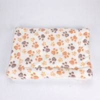 Weißes Hundebett mit buntem Pfotenmuster, weiches Plüschmaterial, rechteckig, waschbar.