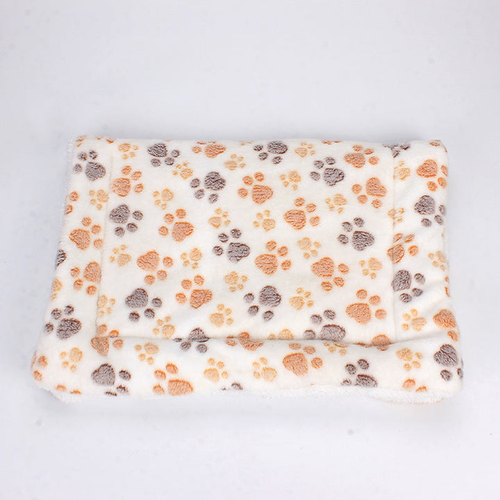 Weißes Hundebett mit buntem Pfotenmuster, weiches Plüschmaterial, rechteckig, waschbar.