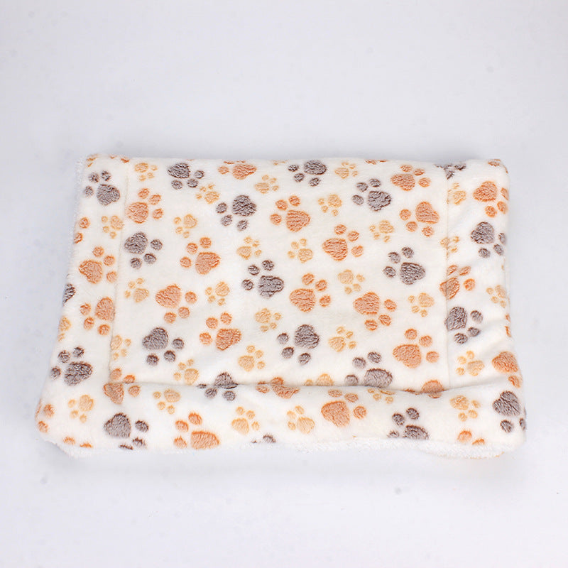 Weißes Hundebett mit buntem Pfotenmuster, weiches Plüschmaterial, rechteckig, waschbar.