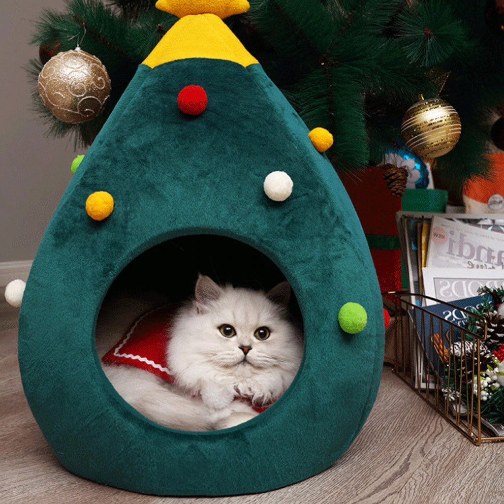 Weiße Katze in Weihnachtsbaum-Katzenbett, grün, gemütlich, unter Weihnachtsbaum.