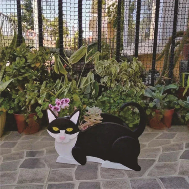 Katzenförmiger Blumentopf, schwarz-weiß, Garten-Dekoration, mit Pflanzen, auf Terrasse.