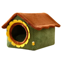 Grünes Katzenhaus mit braunem Dach und gelbem Blumentürrahmen, gemütliches Haustierbett.