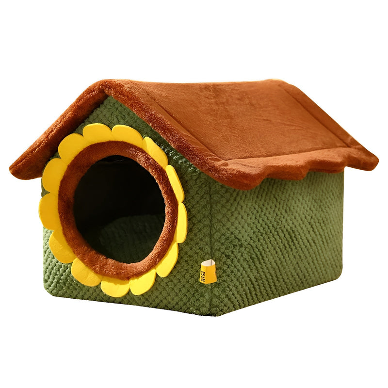 Grünes Katzenhaus mit braunem Dach und gelbem Blumentürrahmen, gemütliches Haustierbett.