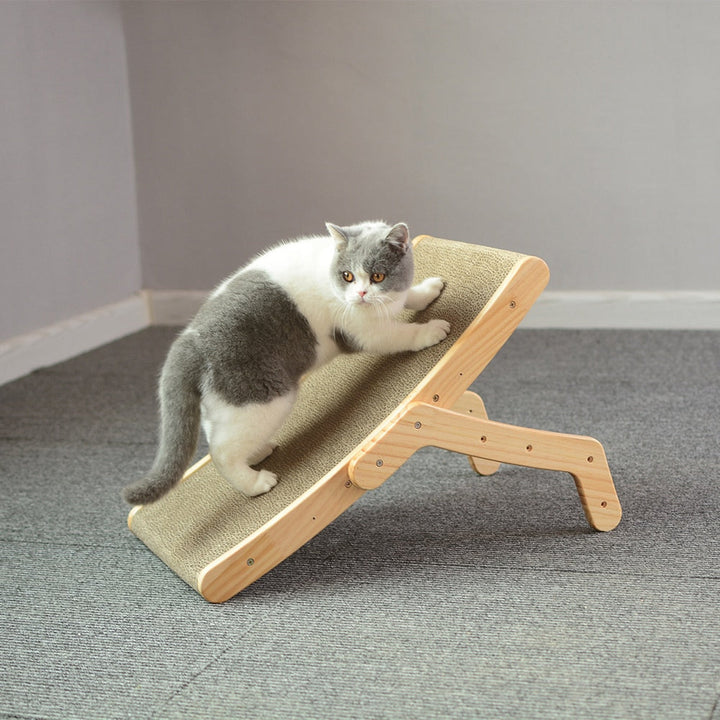 Katzenkratzbrett aus Holz, schräg, mit grauer Katze, ideal für Krallenpflege und Spiel.