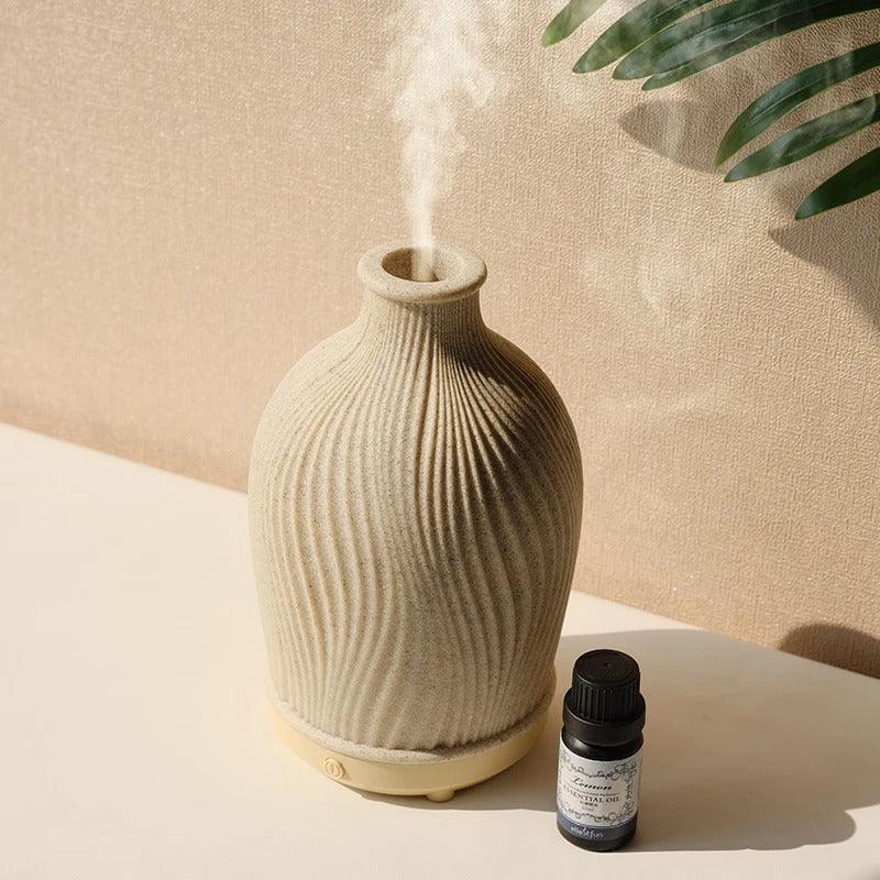 Keramik-Diffusor beige mit ätherischem Öl, Aromatherapie, Wellness, Raumduft, modernes Design.