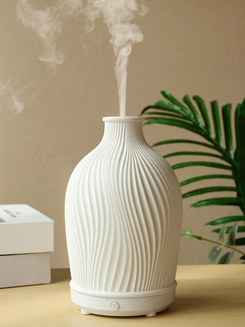 Weißer Keramik-Diffusor mit Dampf, modernes Design, Aromatherapie, auf Holztisch, Zimmerpflanze.