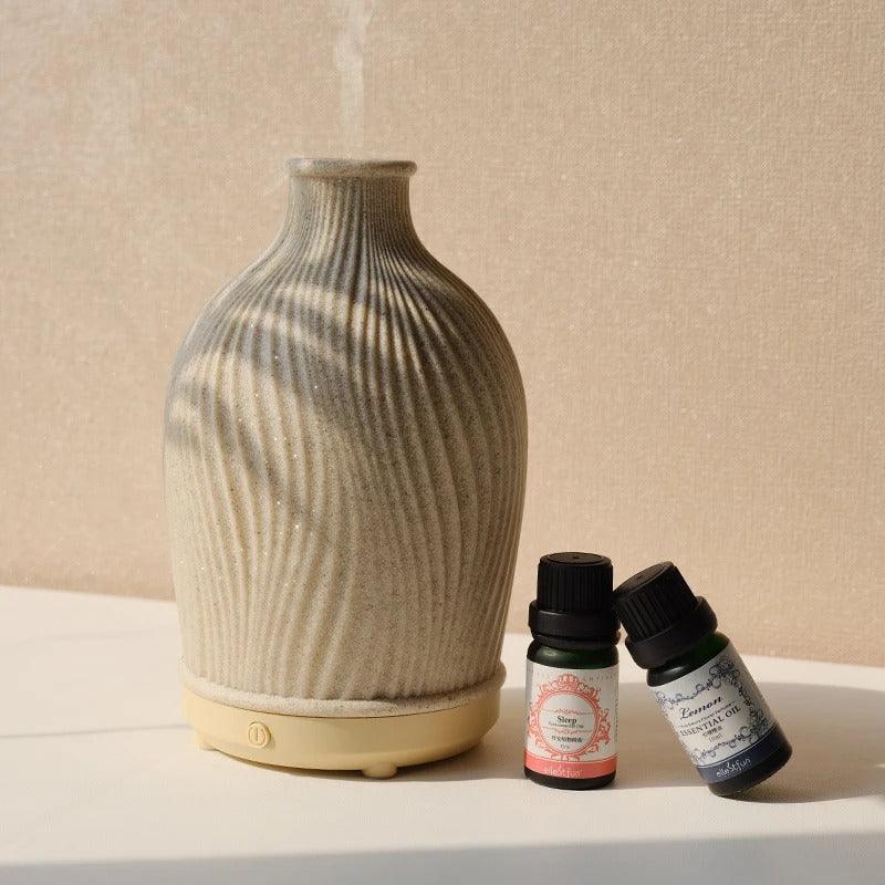 Keramik-Diffuser beige mit zwei ätherischen Ölen, Aromatherapie, Wellness, Entspannung.
