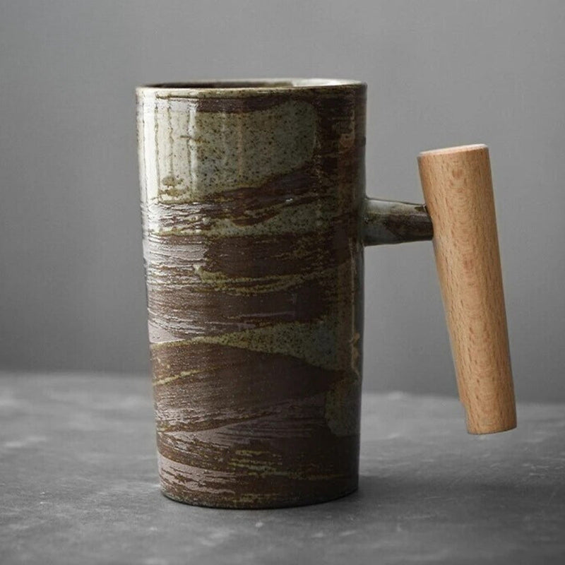 Keramiktasse mit Holzgriff, braun-grün, modern, skandinavisches Design, Kaffeetasse.