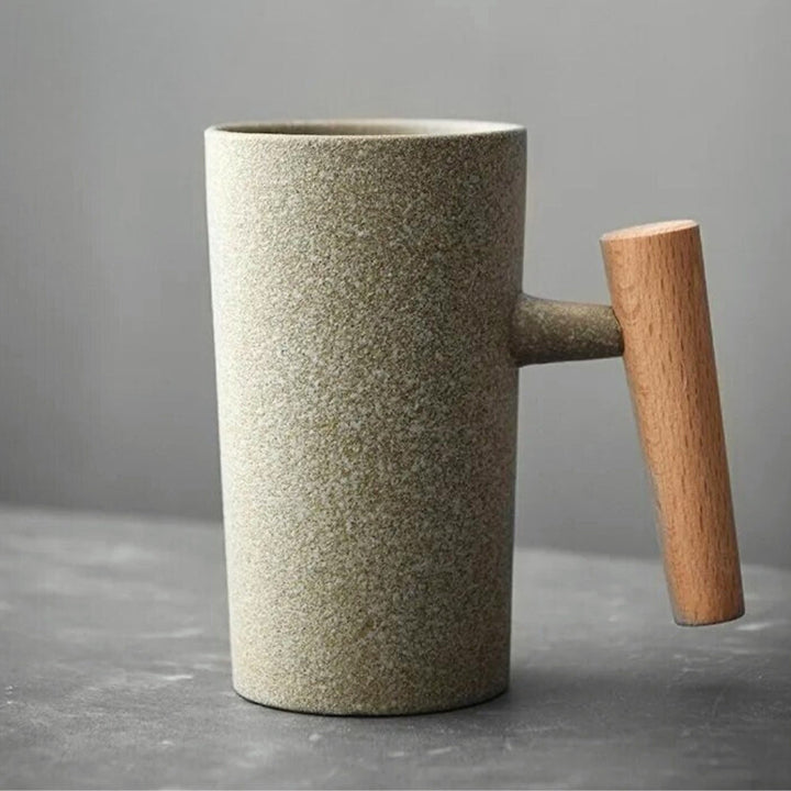 Keramiktasse mit Holzgriff, minimalistisches Design, graue Farbe, moderne Kaffeetasse.