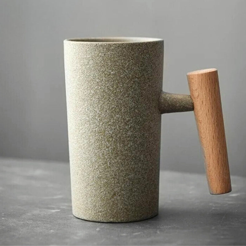 Keramiktasse mit Holzgriff, minimalistisches Design, graue Farbe, moderne Kaffeetasse.