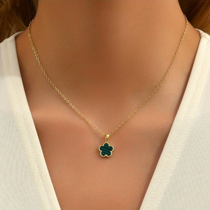 Goldene Halskette mit grünem Kleeblatt-Anhänger, Damen-Schmuck, elegantes Design.