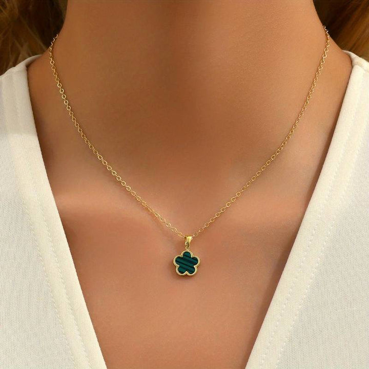 Goldene Halskette mit grünem Kleeblatt-Anhänger, Damen-Schmuck, elegantes Design.