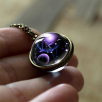 Handgefertigter Glasanhänger mit Sternzeichen Waage, lila Galaxie-Design, Astrologie-Schmuck.