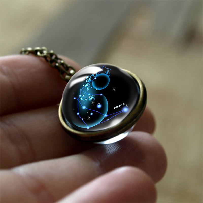 Glasanhänger mit Sternzeichen Wassermann, handgefertigt, astrologisches Schmuckstück, Geschenkidee.